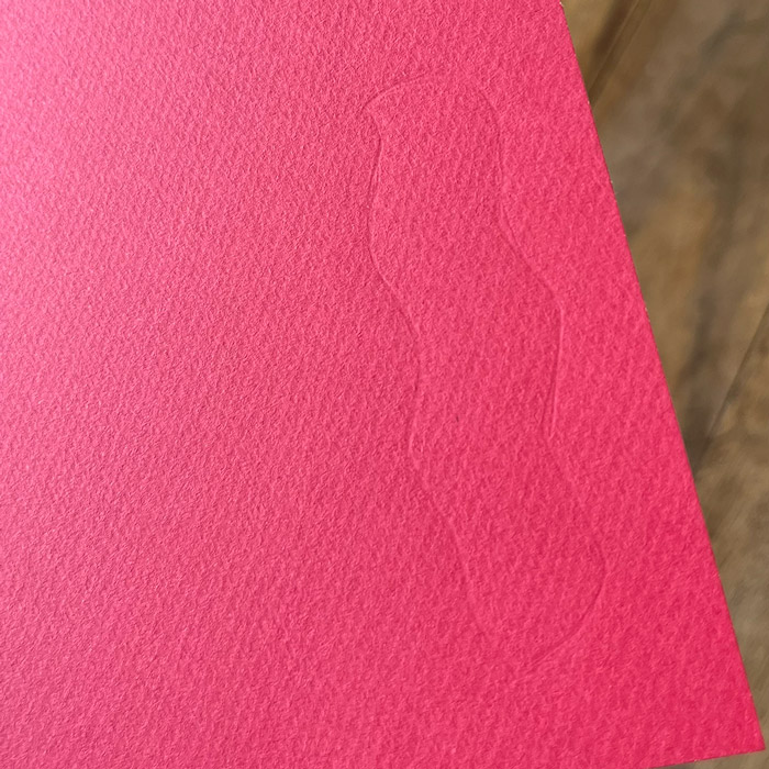 Forme incrusté dans du papier coloré